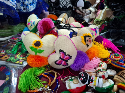 Artesanías Otomíes: Muñecas Lele, Llaveros Bordados y Diademas Tradicionales