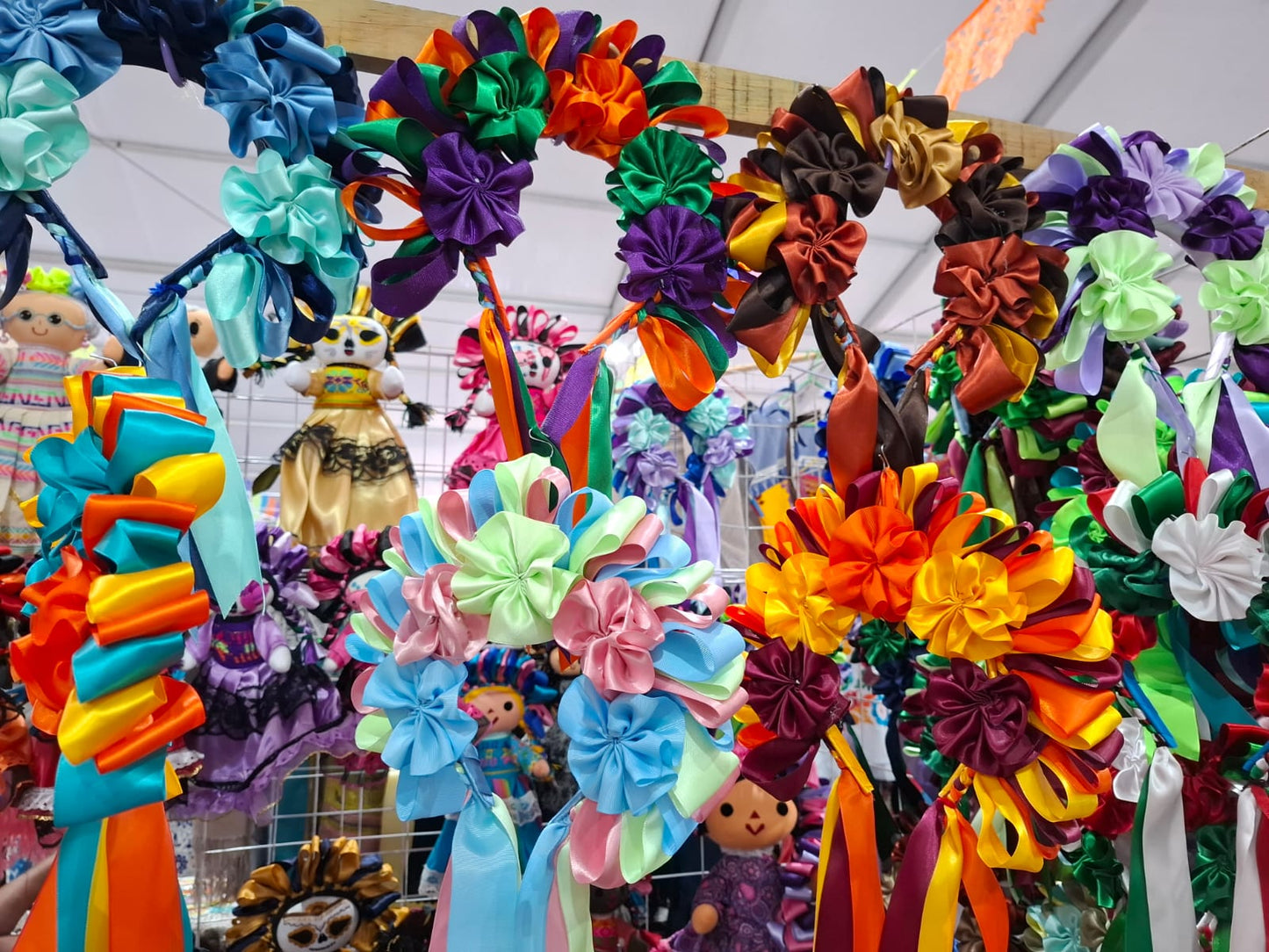 Artesanías Otomíes: Muñecas Lele, Llaveros Bordados y Diademas Tradicionales